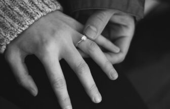 プロポーズに必要な婚約指輪や言葉の準備