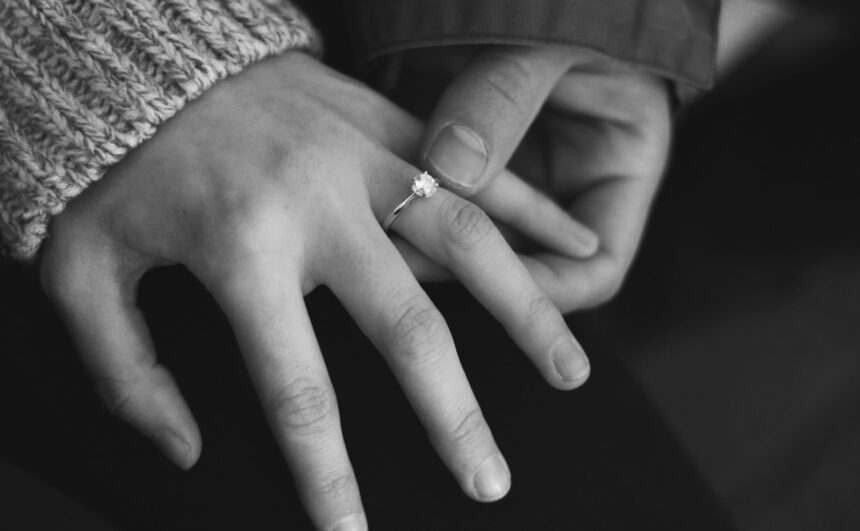 プロポーズに必要な婚約指輪や言葉の準備